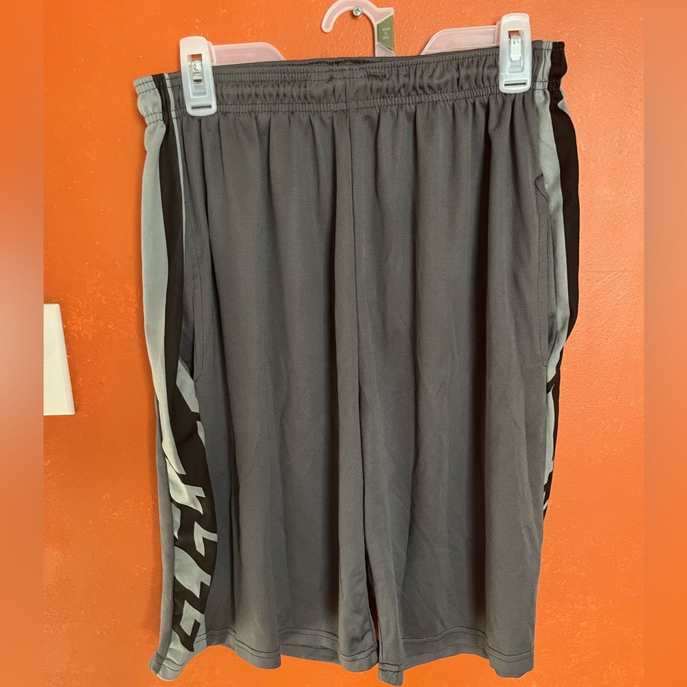 Men’s gray active basketball shorts